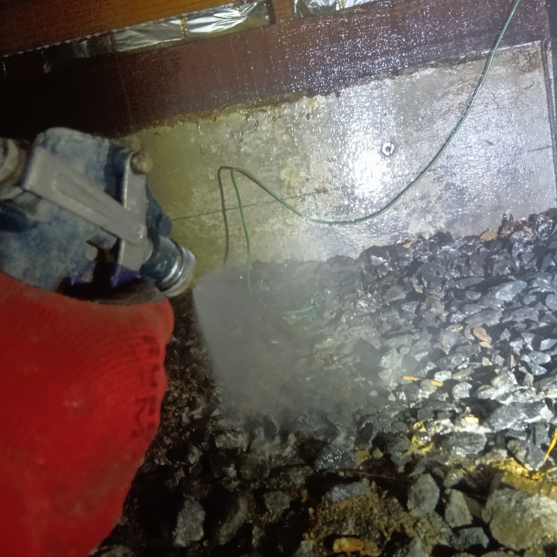 床下の地面にシロアリ駆除剤を散布