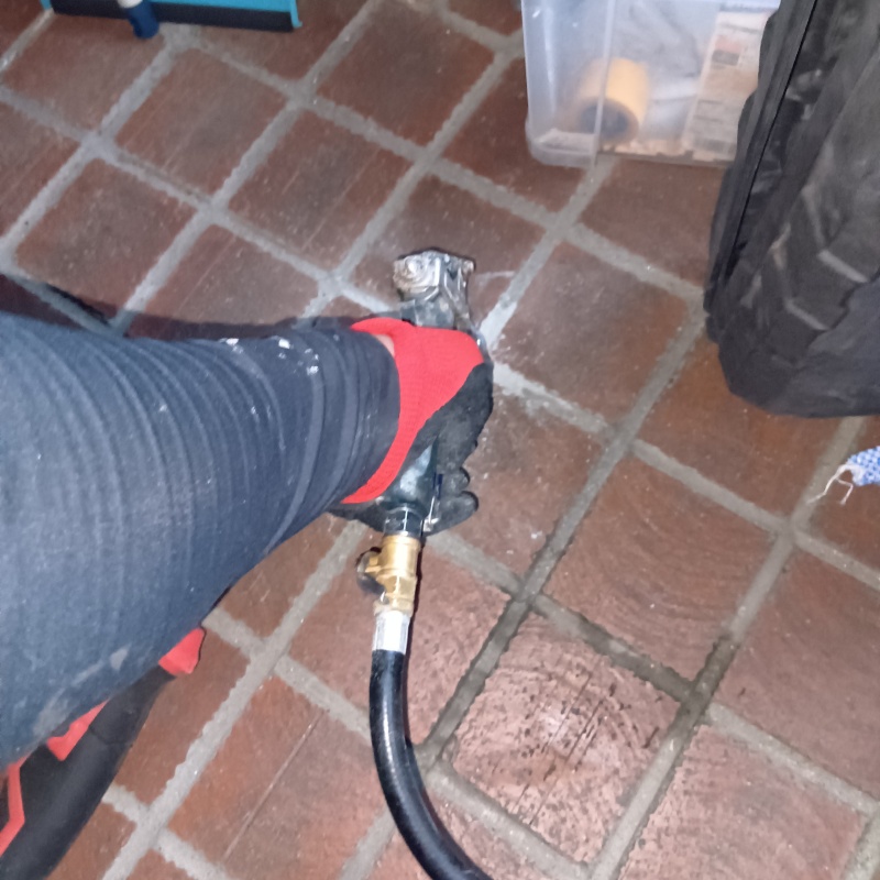 地面にシロアリ駆除剤を注入