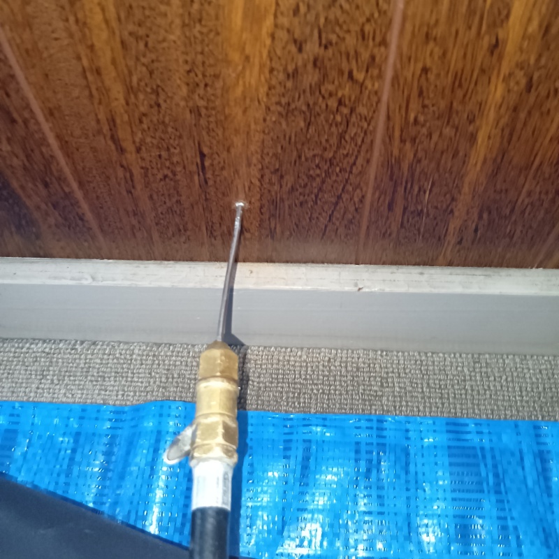 壁にシロアリ駆除剤を注入