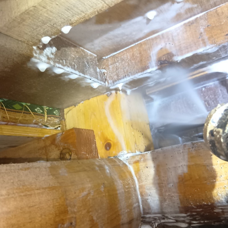 床下の木材にシロアリ駆除剤を散布