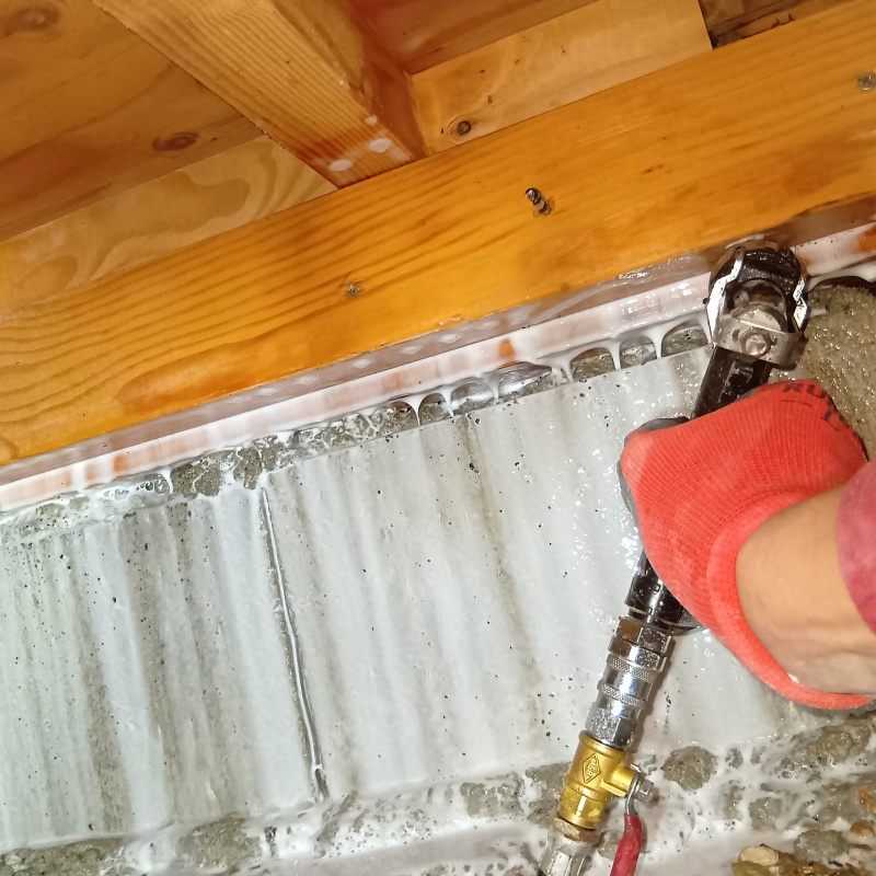 床下の木材にシロアリ駆除剤を散布