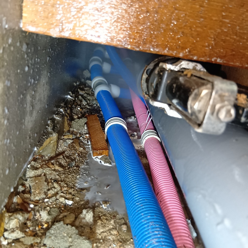 床下の地面にシロアリ駆除剤を散布