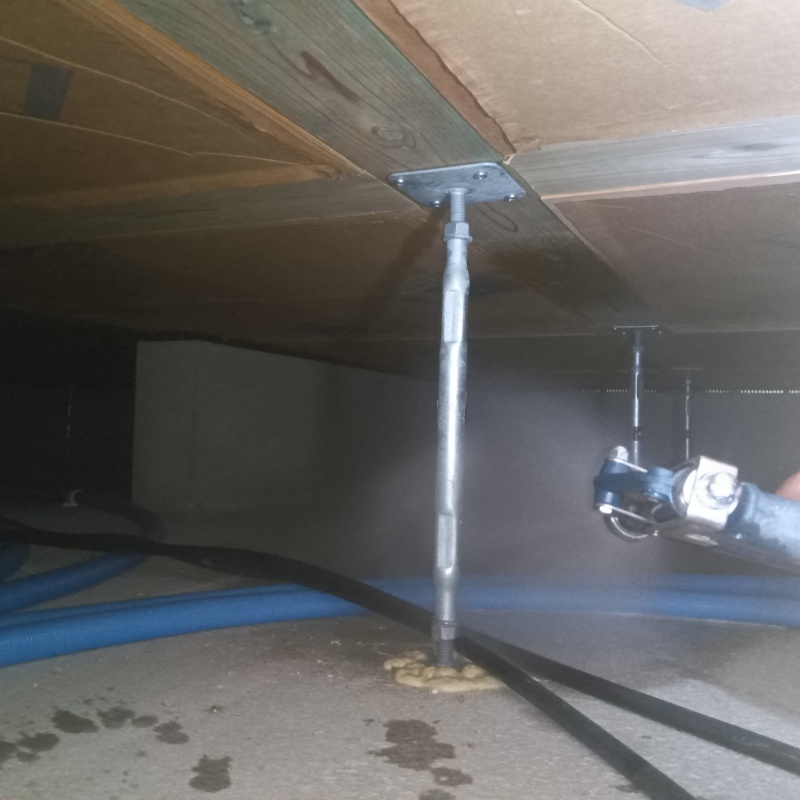 床下の地面に防蟻剤を散布