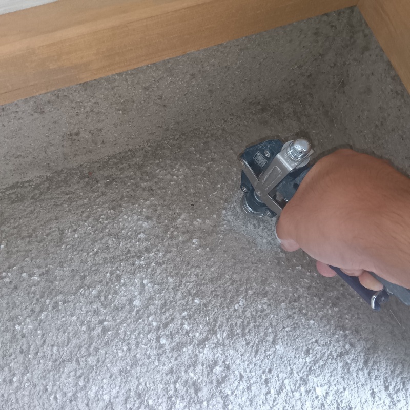 地面に防蟻剤を注入