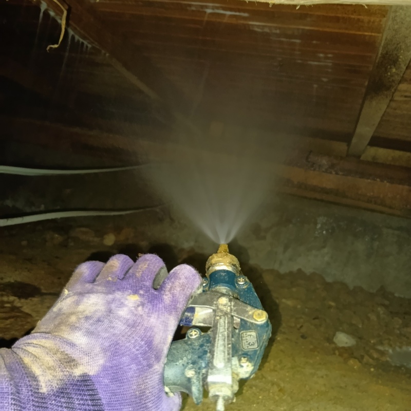 床下の木材にシロアリ駆除剤を散布