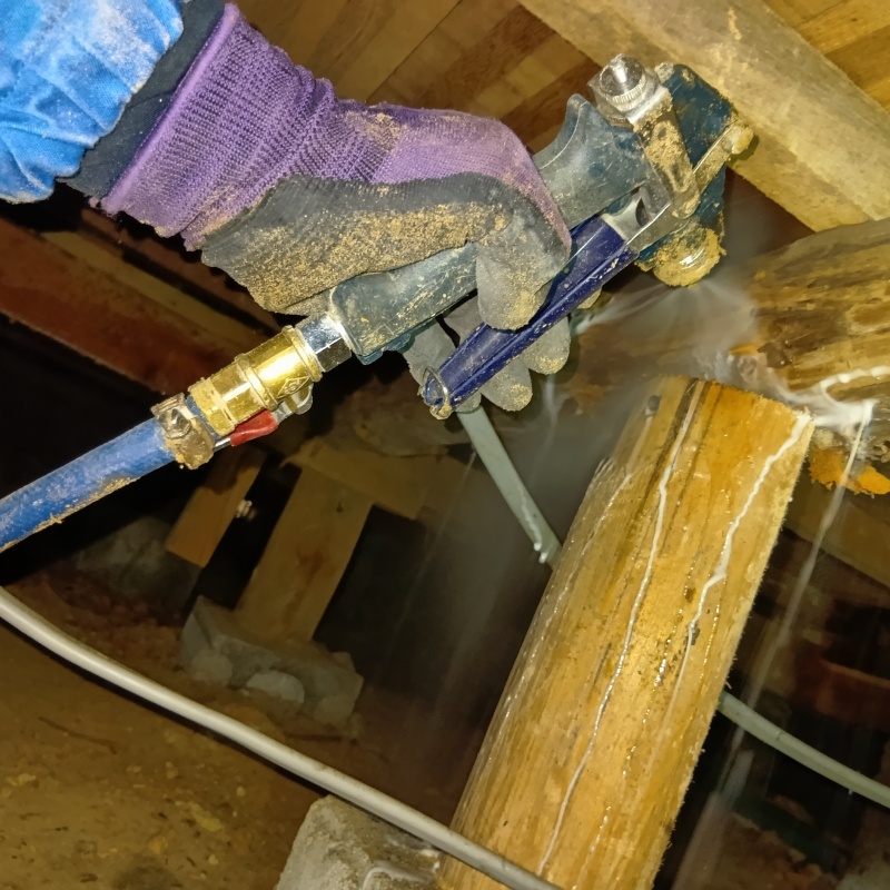 床下の木材にシロアリ駆除剤を散布