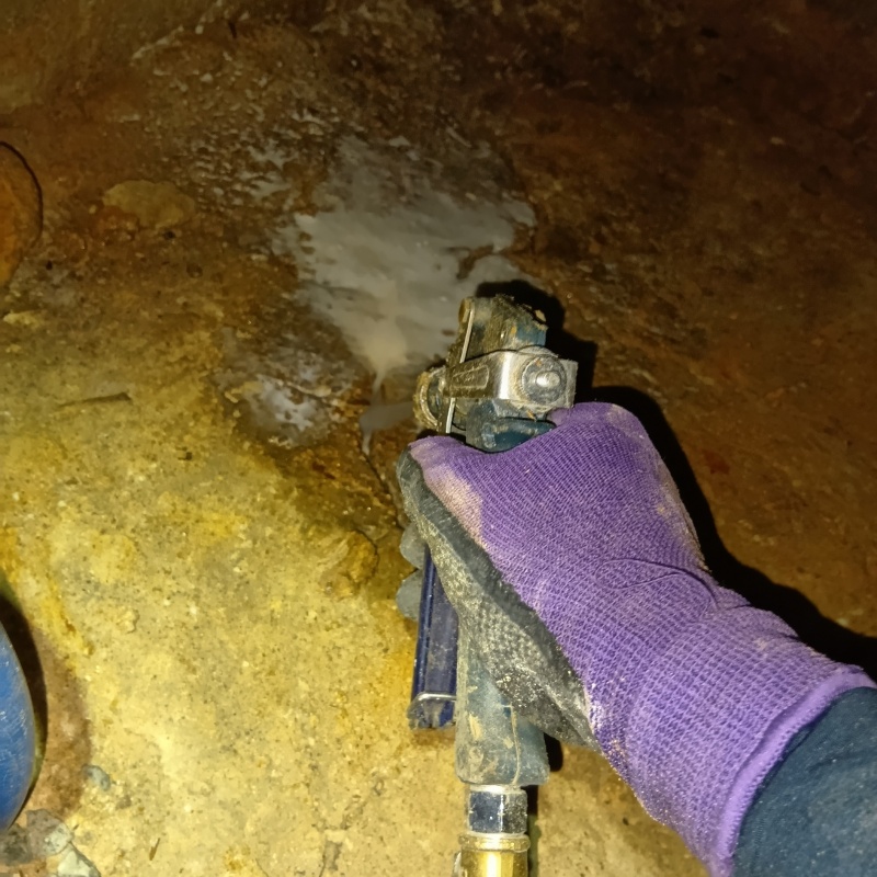 床下の地面にシロアリ駆除剤を散布