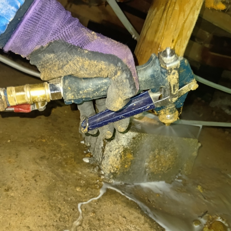 束石まわりにシロアリ駆除剤を散布