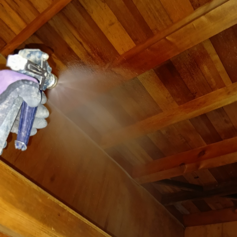 屋根裏にシロアリ駆除剤を散布