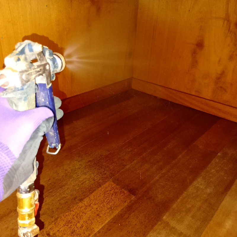 室内の木部にシロアリ駆除剤を散布