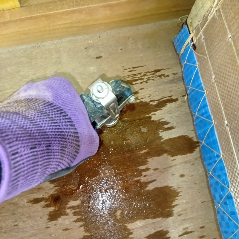 和室の床にシロアリ駆除剤を注入