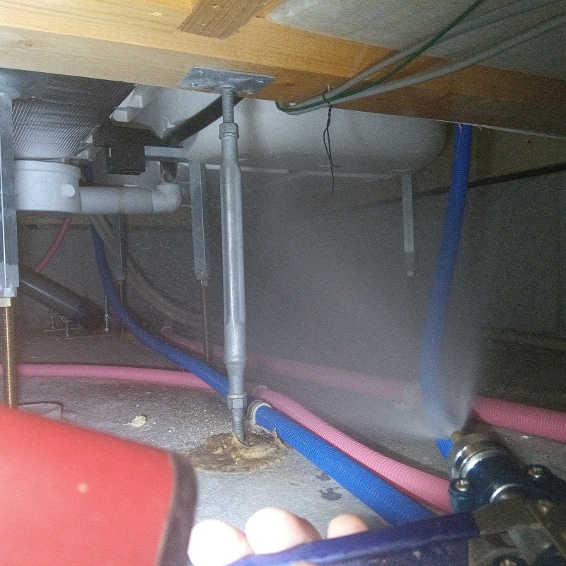 床下の木材に防蟻剤を散布