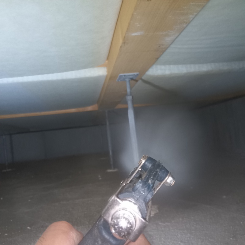 床下の地面に防蟻剤を散布