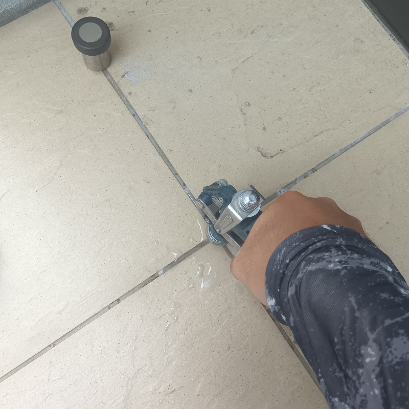 地面に防蟻剤を注入