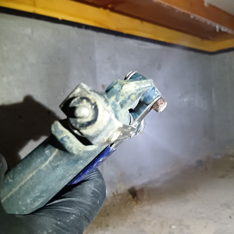 床下の地面に防蟻剤を散布