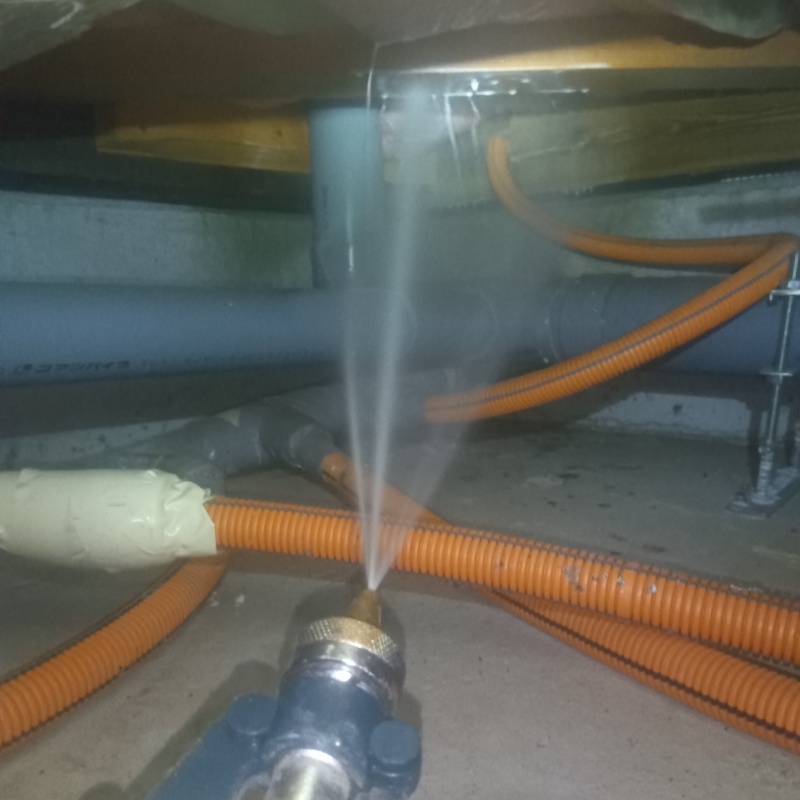 床下の木材に防蟻剤を散布