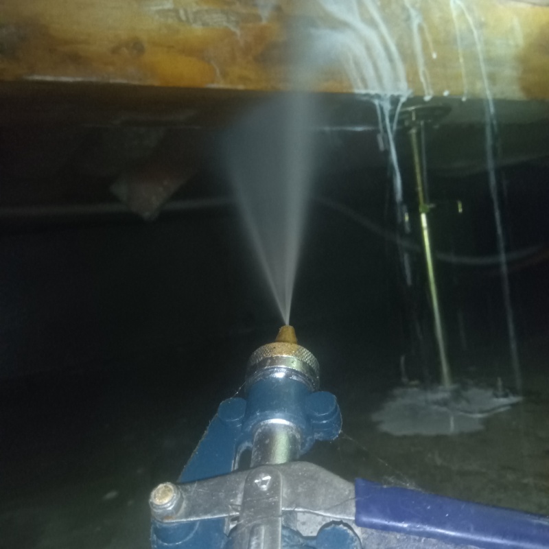 床下の木材に防蟻剤を散布