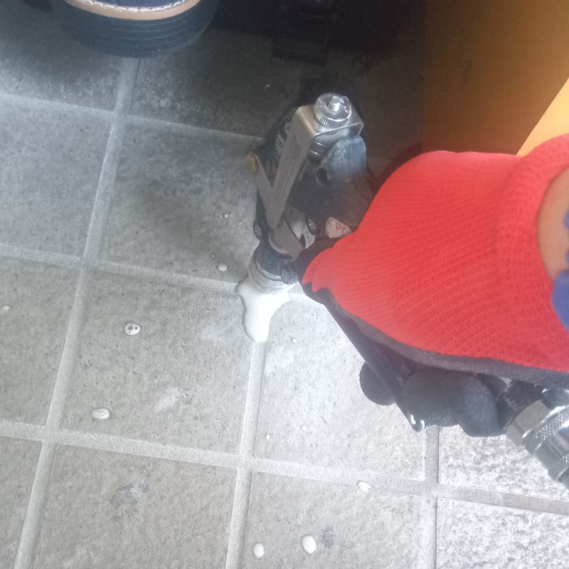 地面に防蟻剤を注入