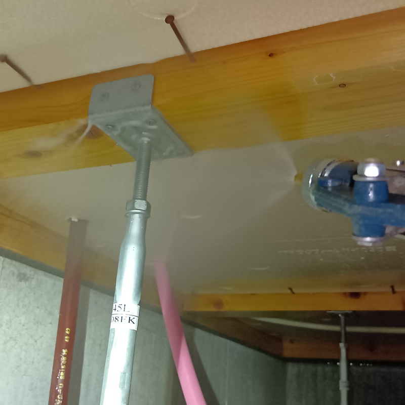 床下の木材にシロアリ駆除剤を散布