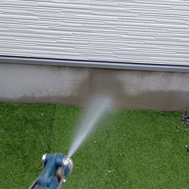 建物の外周にシロアリ駆除剤を散布