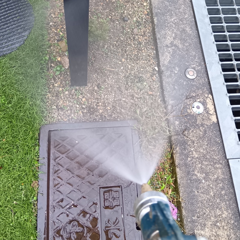 建物の外周にシロアリ駆除剤を散布