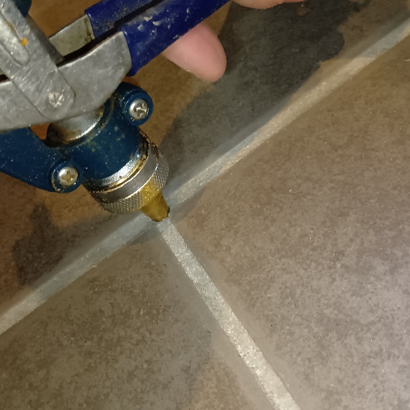 地面にシロアリ駆除剤を注入