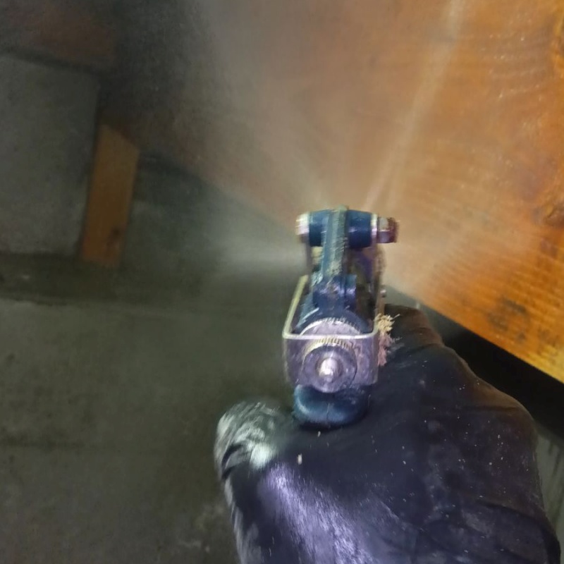 床下の木材に防蟻剤を散布