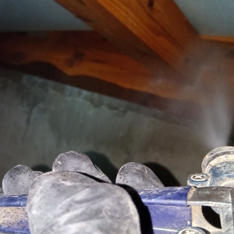 床下の木材に防蟻剤を散布