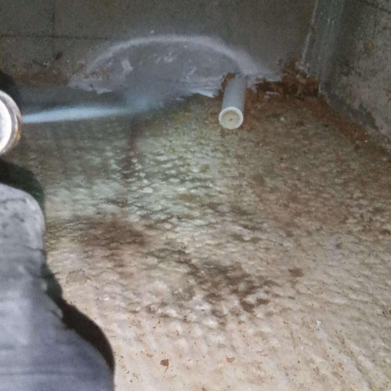 床下の地面に防蟻剤を散布