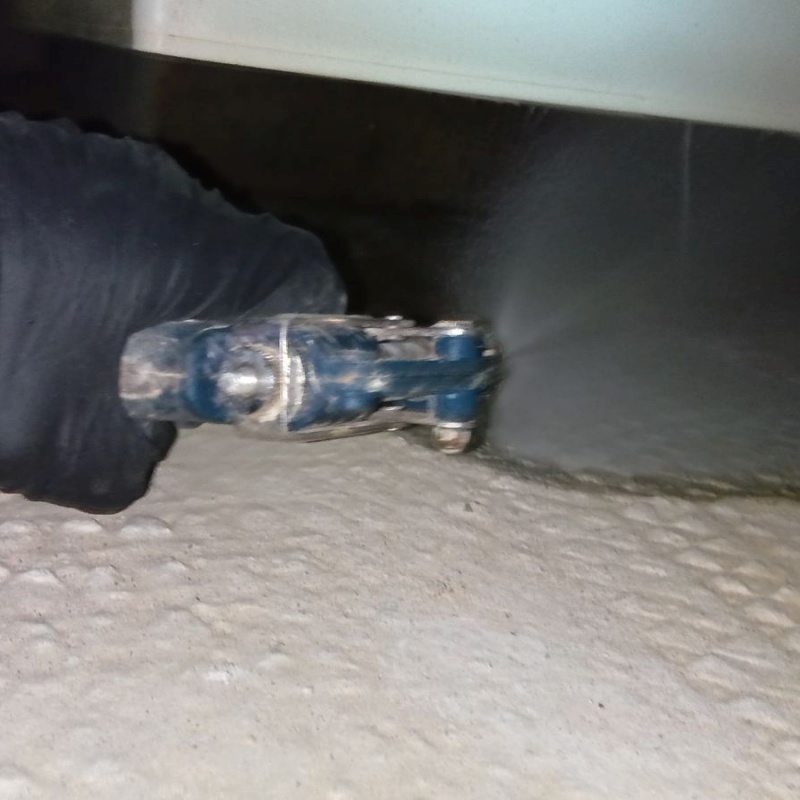 床下の地面に防蟻剤を散布