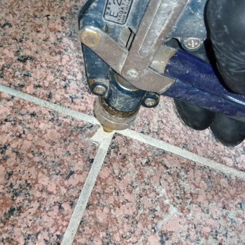 地面に防蟻剤を注入