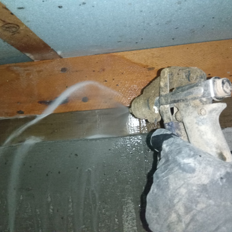 床下の木材に防蟻剤を散布