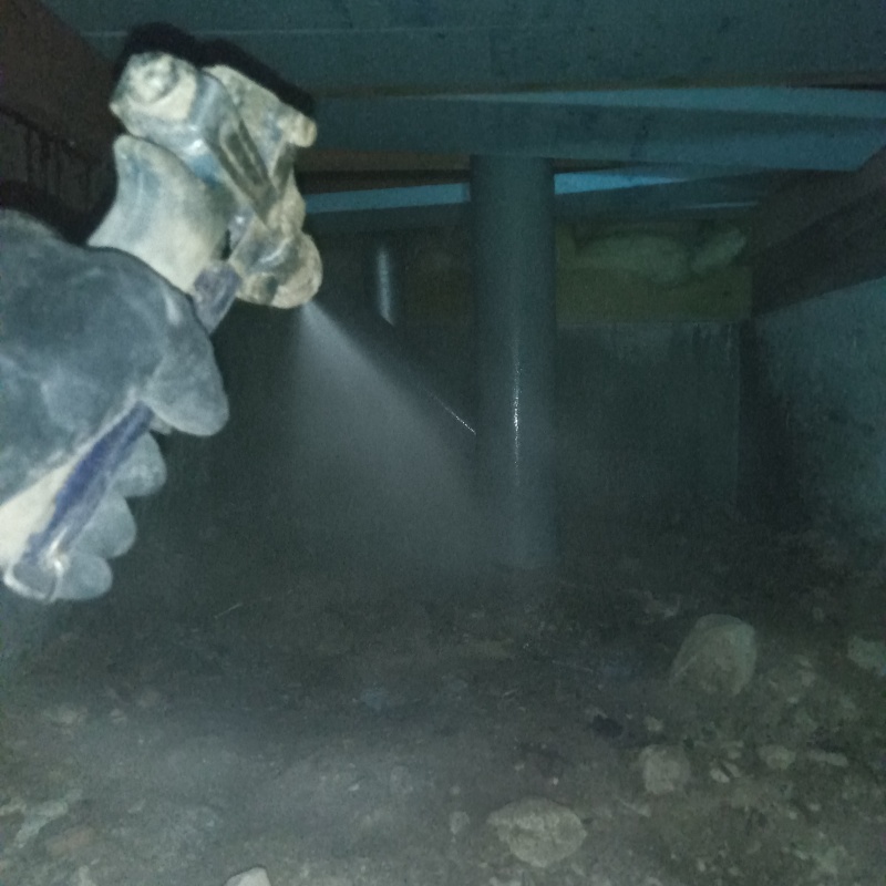 床下の地面に防蟻剤を散布