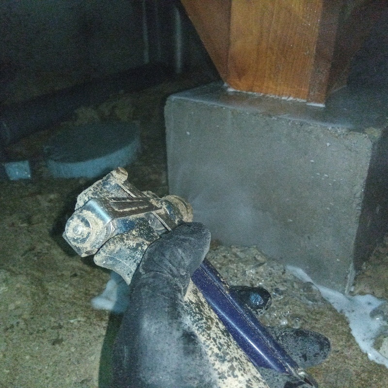 束石まわりに防蟻剤を散布