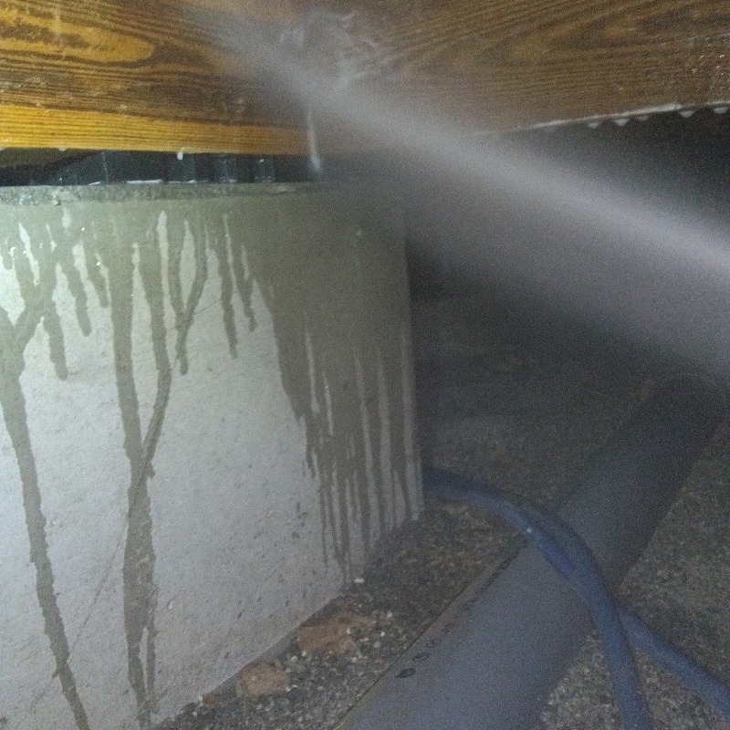 床下の木材に防蟻剤を散布