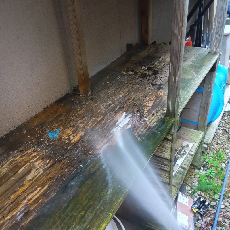 腐食した木材に防蟻剤を散布