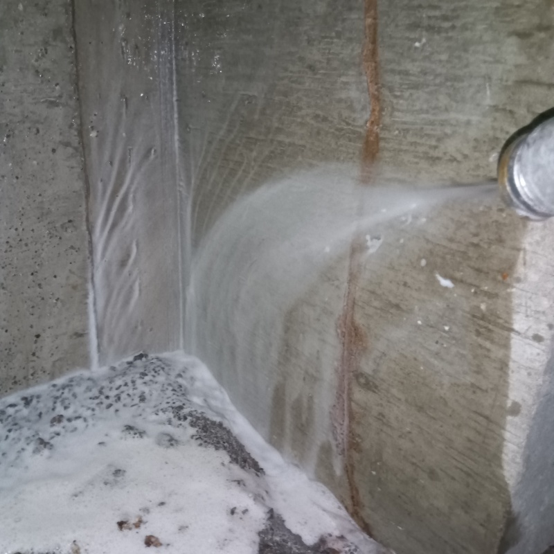 床下の地面に防蟻剤を散布