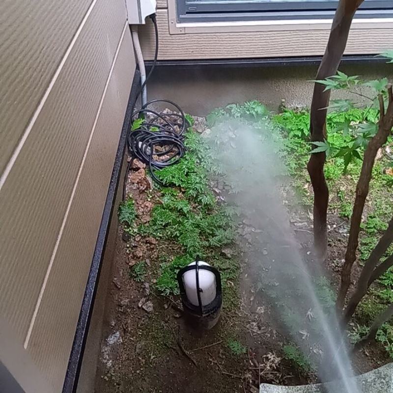 建物の外周に防蟻剤を散布