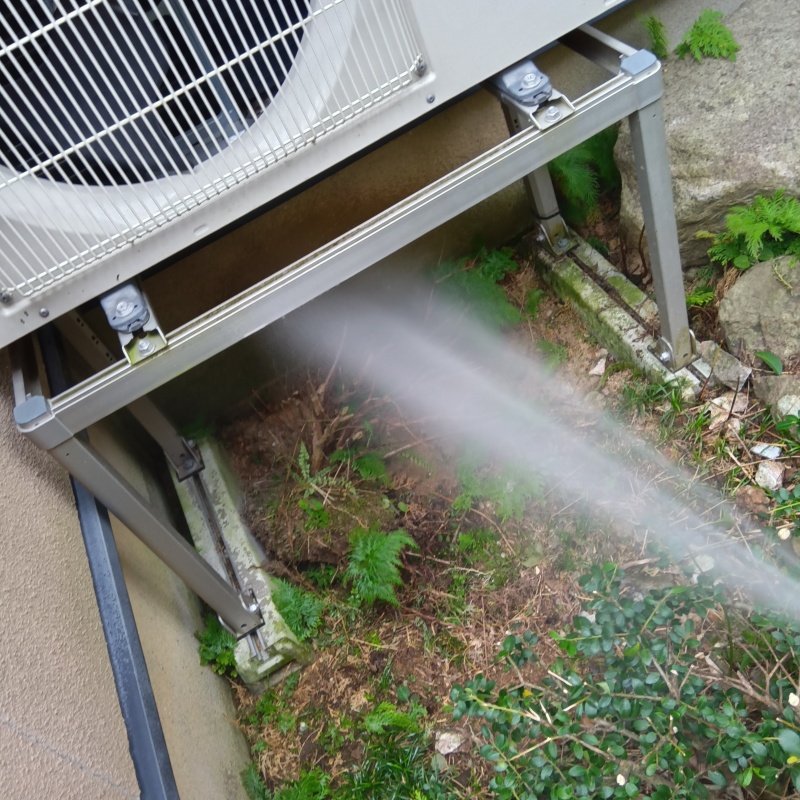 室外機のまわりに防蟻剤を散布