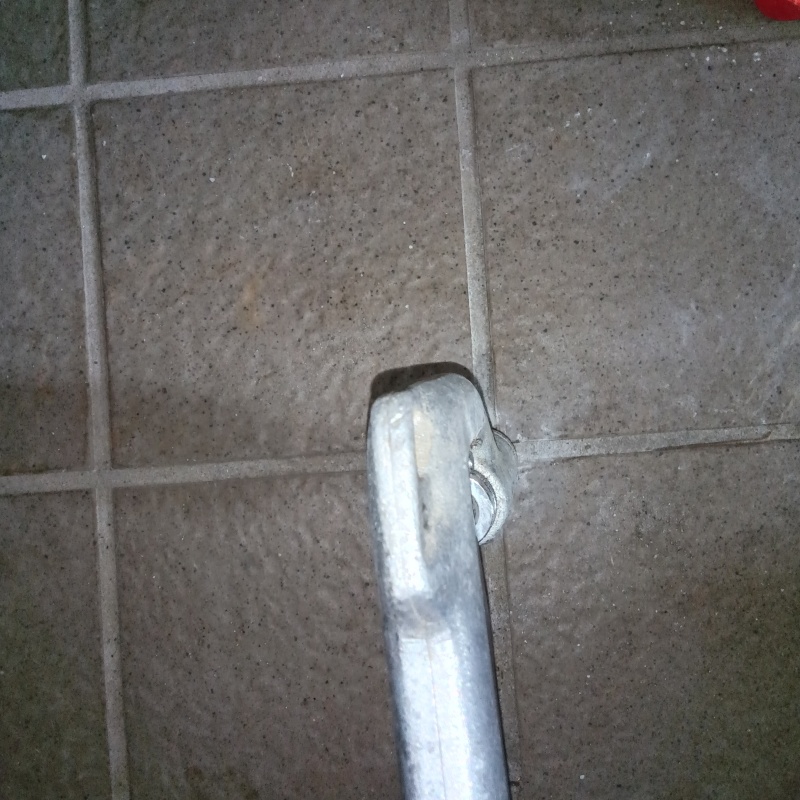 地面に防蟻剤を注入