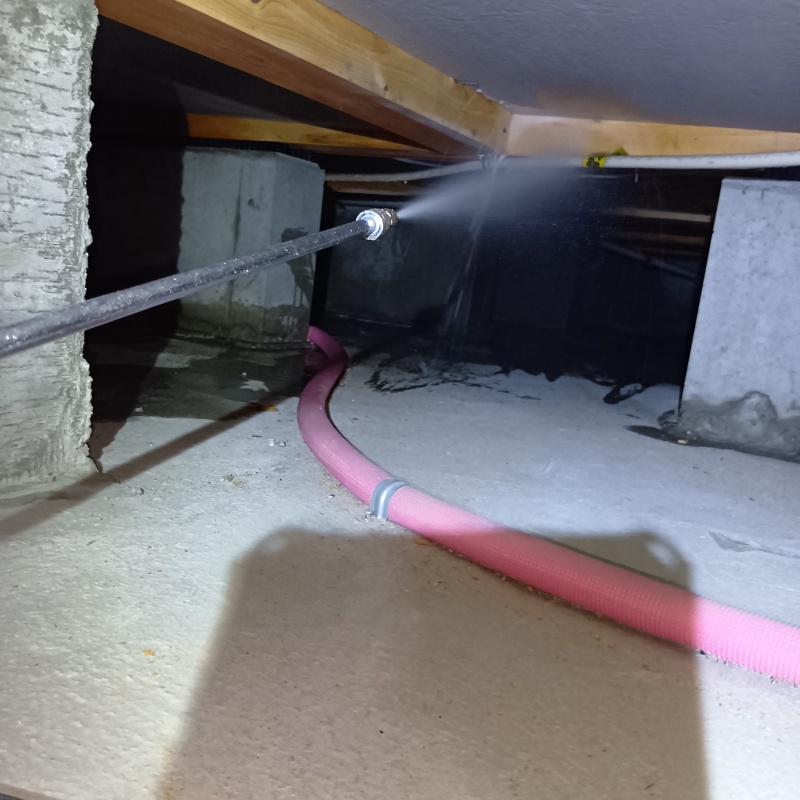 床下の木材に防蟻剤を散布