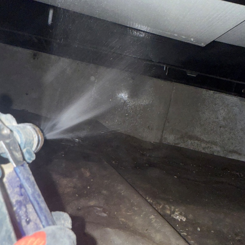 床下の天井付近に防蟻剤を散布