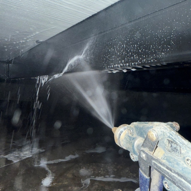 床下の天井付近に防蟻剤を散布