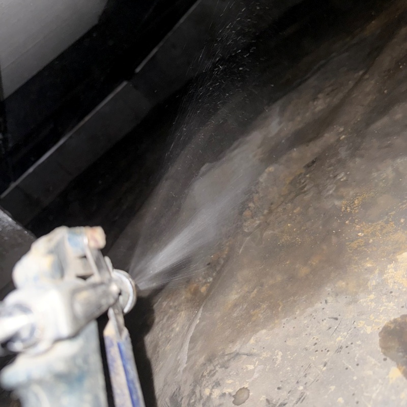 床下の地面に防蟻剤を散布