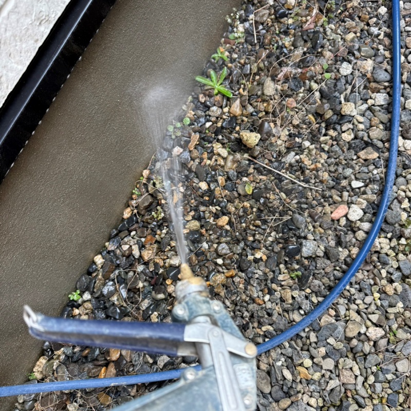 屋外の基礎付近に防蟻剤を散布