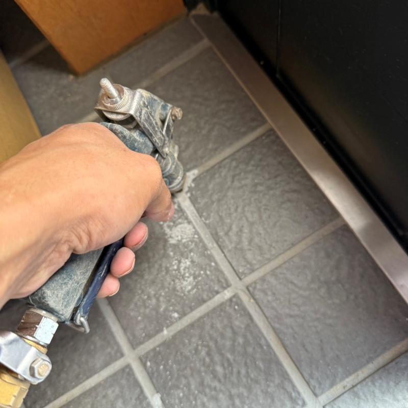 地面に防蟻剤を注入