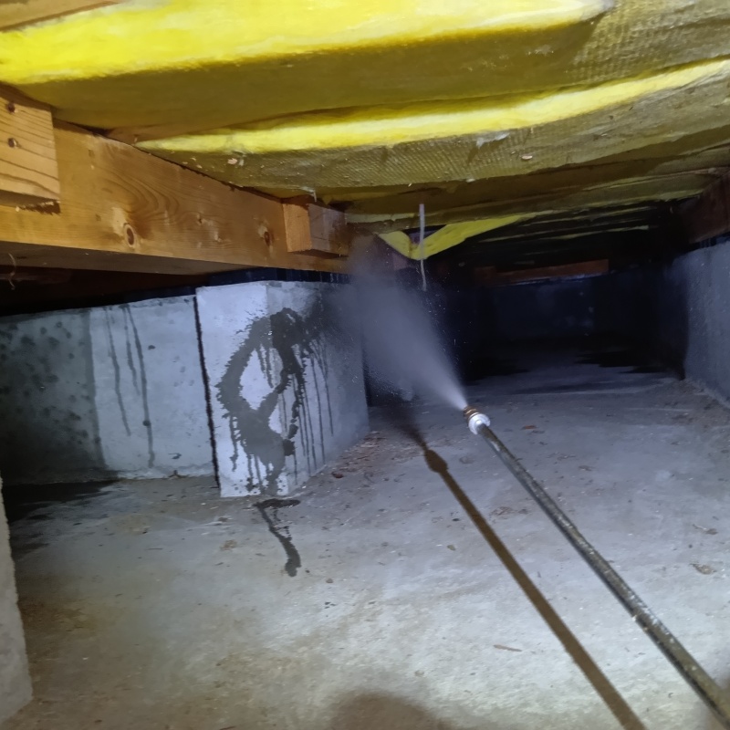 床下の木材に防蟻剤を散布