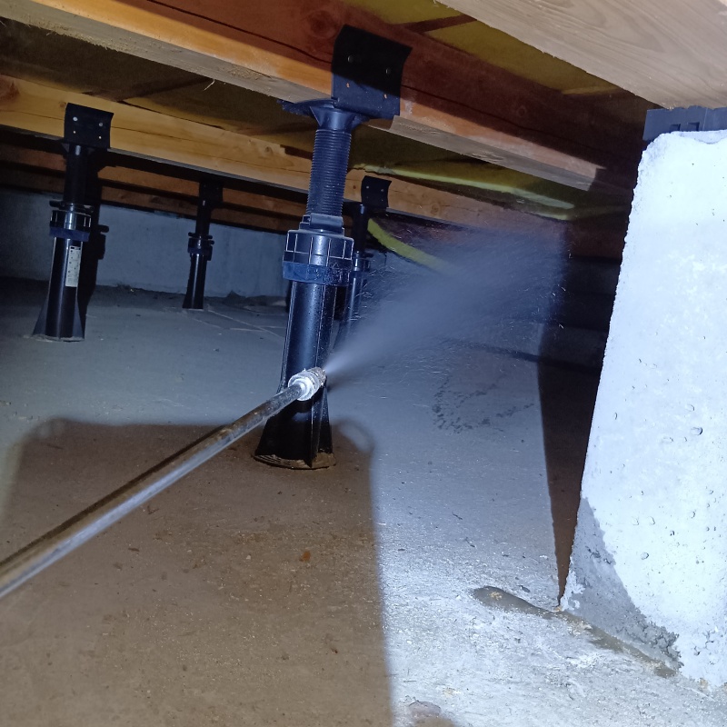 床下の木材に防蟻剤を散布