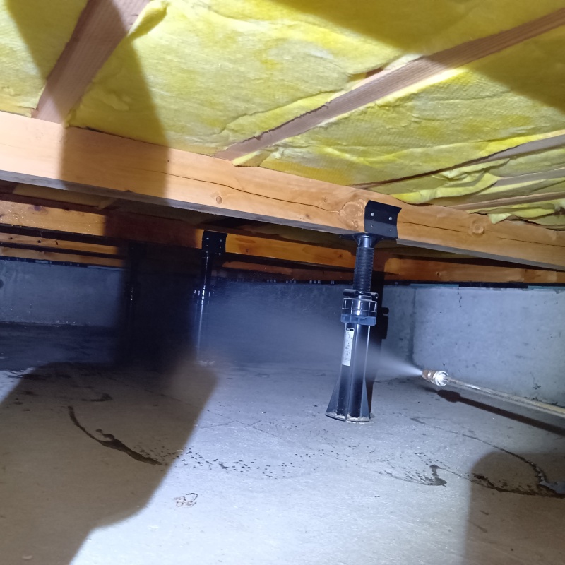 床下の支柱まわりに防蟻剤を散布