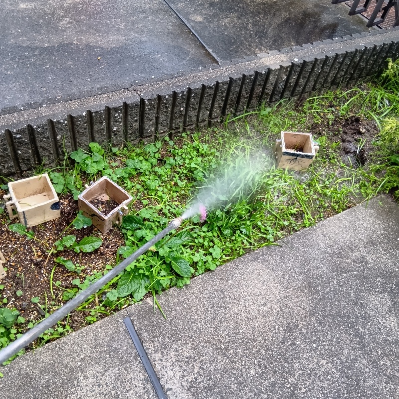 建物の外周に防蟻剤を散布